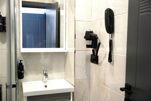 Chuveiro, produtos de toalete grátis, secador de cabelo 