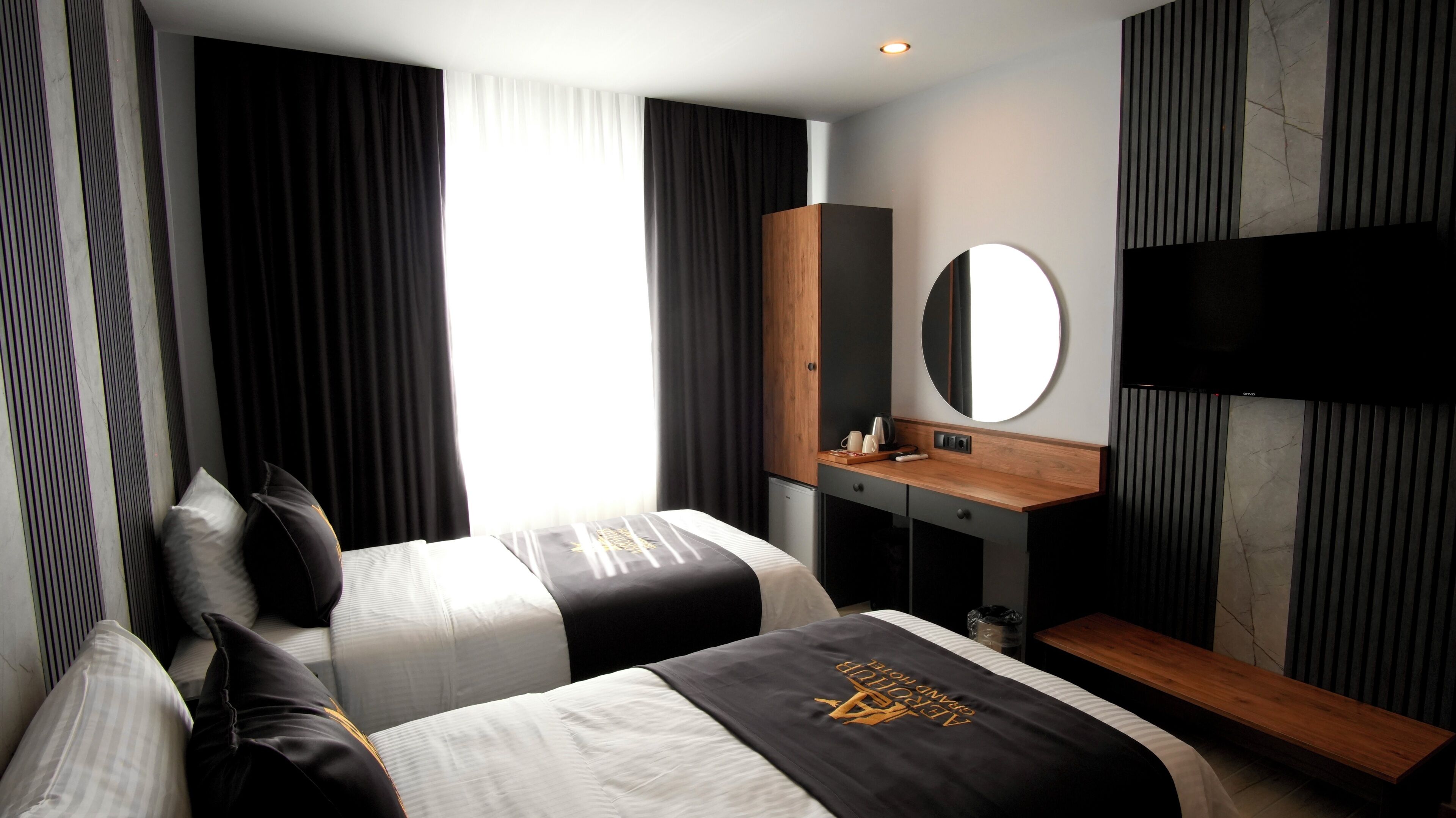 Deluxe-Vierbettzimmer, Stadtblick | Bettwäsche aus ägyptischer Baumwolle, hochwertige Bettwaren