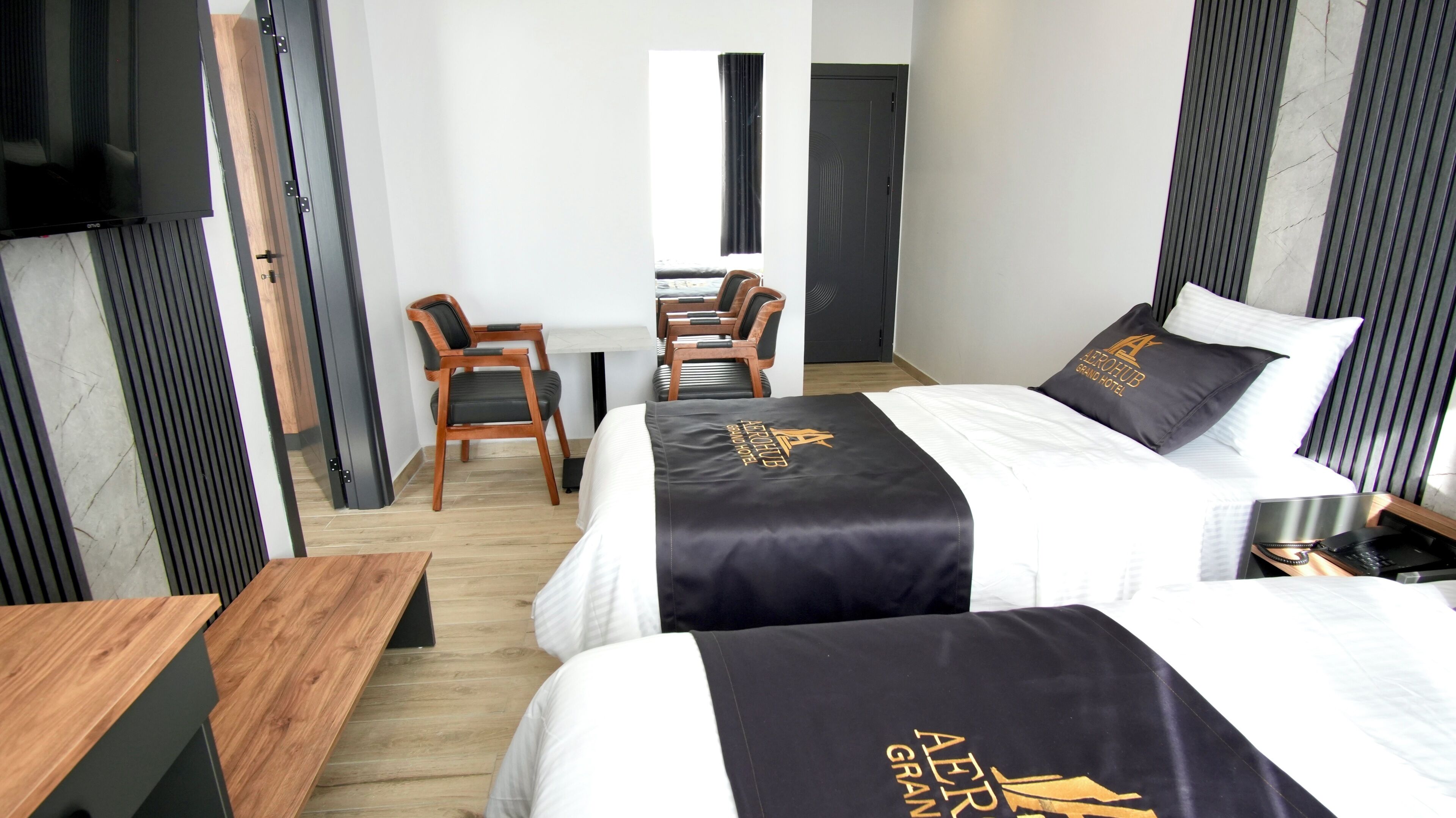 Luxury-Vierbettzimmer, Stadtblick | Bettwäsche aus ägyptischer Baumwolle, hochwertige Bettwaren