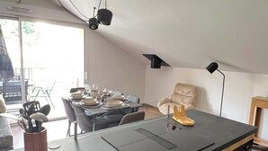 Una cucina moderna con un'isola grande, forno a incasso e illuminazione a sospensione.