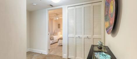 Condo, 1 cama King size (Seascape Towers 1123) | Interior