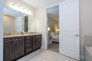 Iron/ironing board, free WiFi - Amazing 6-bedroom home with private spa (Kissimmee)
