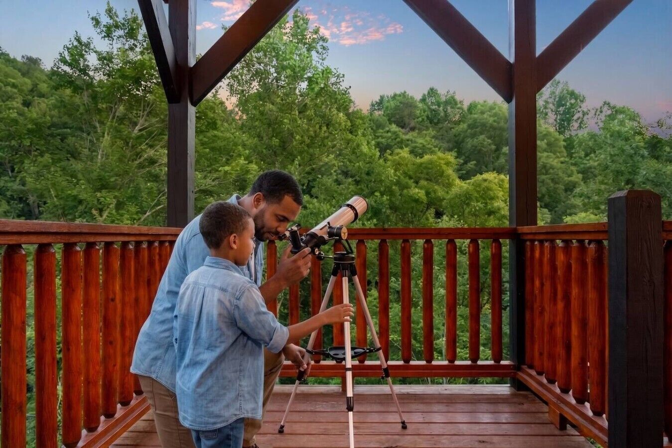 Eine Holzterrasse mit einem Teleskop auf einem Stativ.