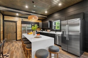 Wasserkocher mit Kaffee-/Teezubehör, Kühlschrank, Mikrowelle, Ofen