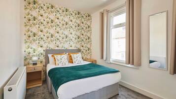 4 bedrooms, desk, iron/ironing board, WiFi