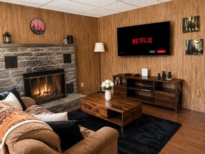 Living area - The Little Cabin at Lake Naomi (Pocono Pines)
