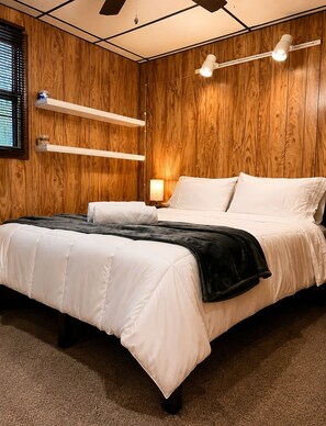 Room - The Little Cabin at Lake Naomi (Pocono Pines)