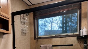 Ein modernes Badezimmer mit Badewanne, Toilette und Waschbecken.