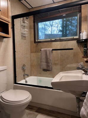 Bathroom - The Little Cabin at Lake Naomi (Pocono Pines)