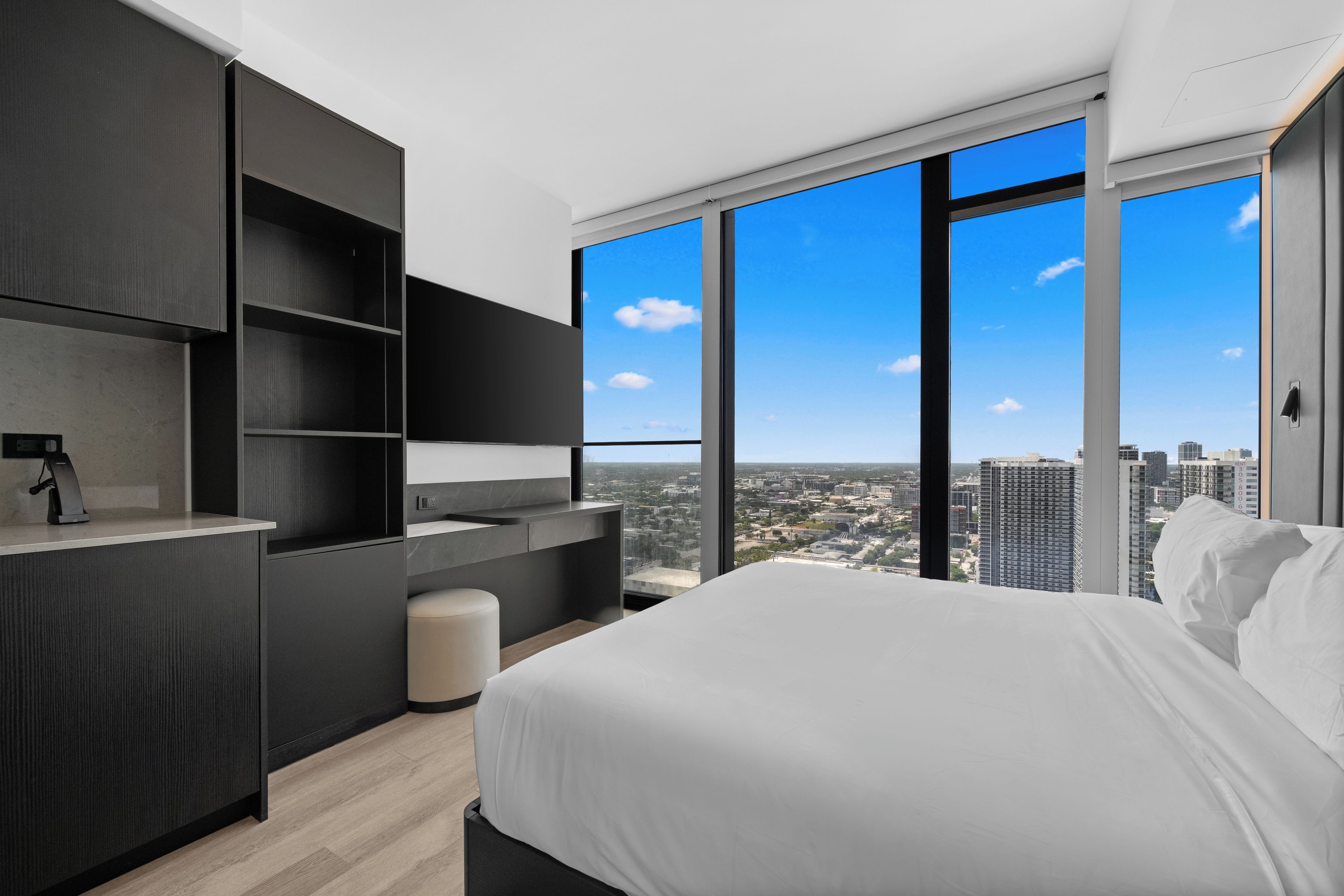 Comfort Studio Suite, 1 King Bed, City View