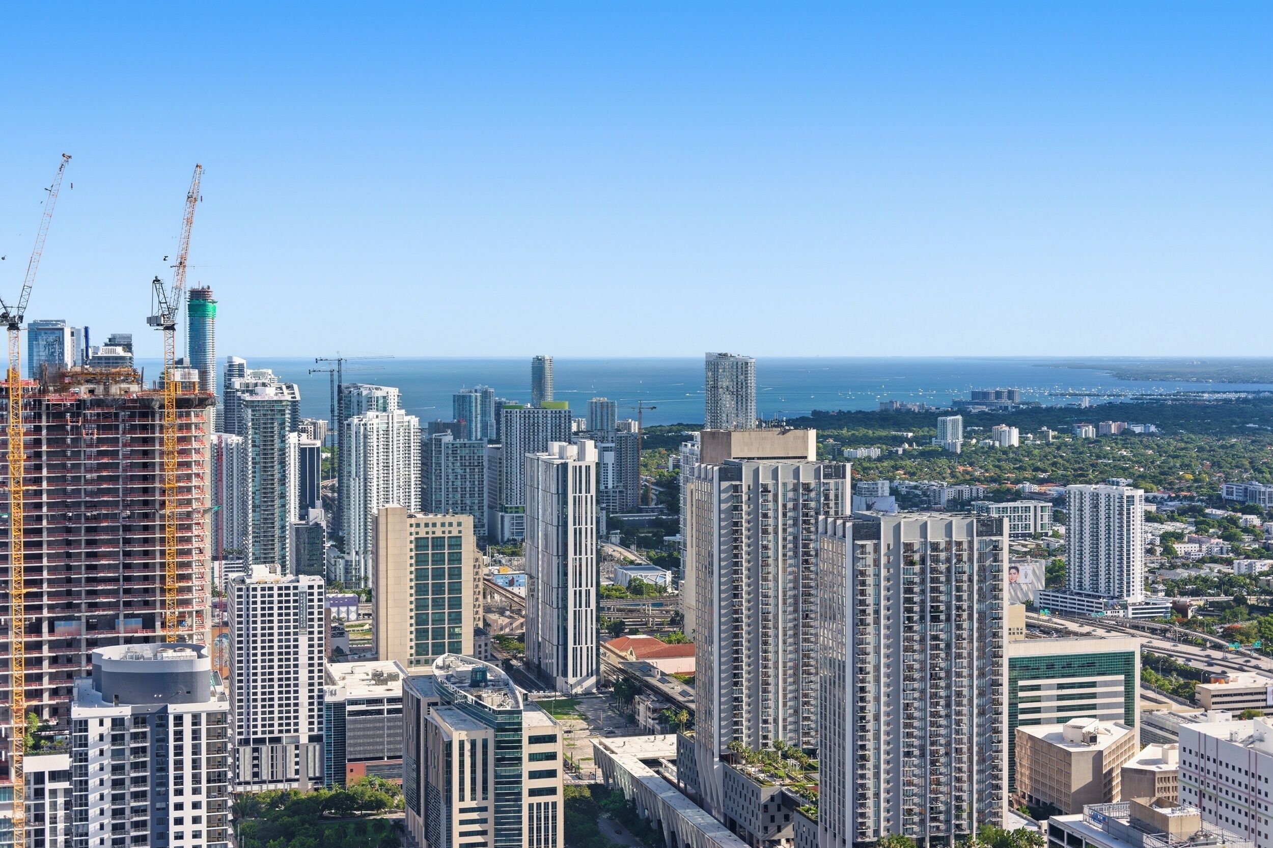 Zona urbana con edificios altos, algunos en construcción, y una vista despejada de la costa.