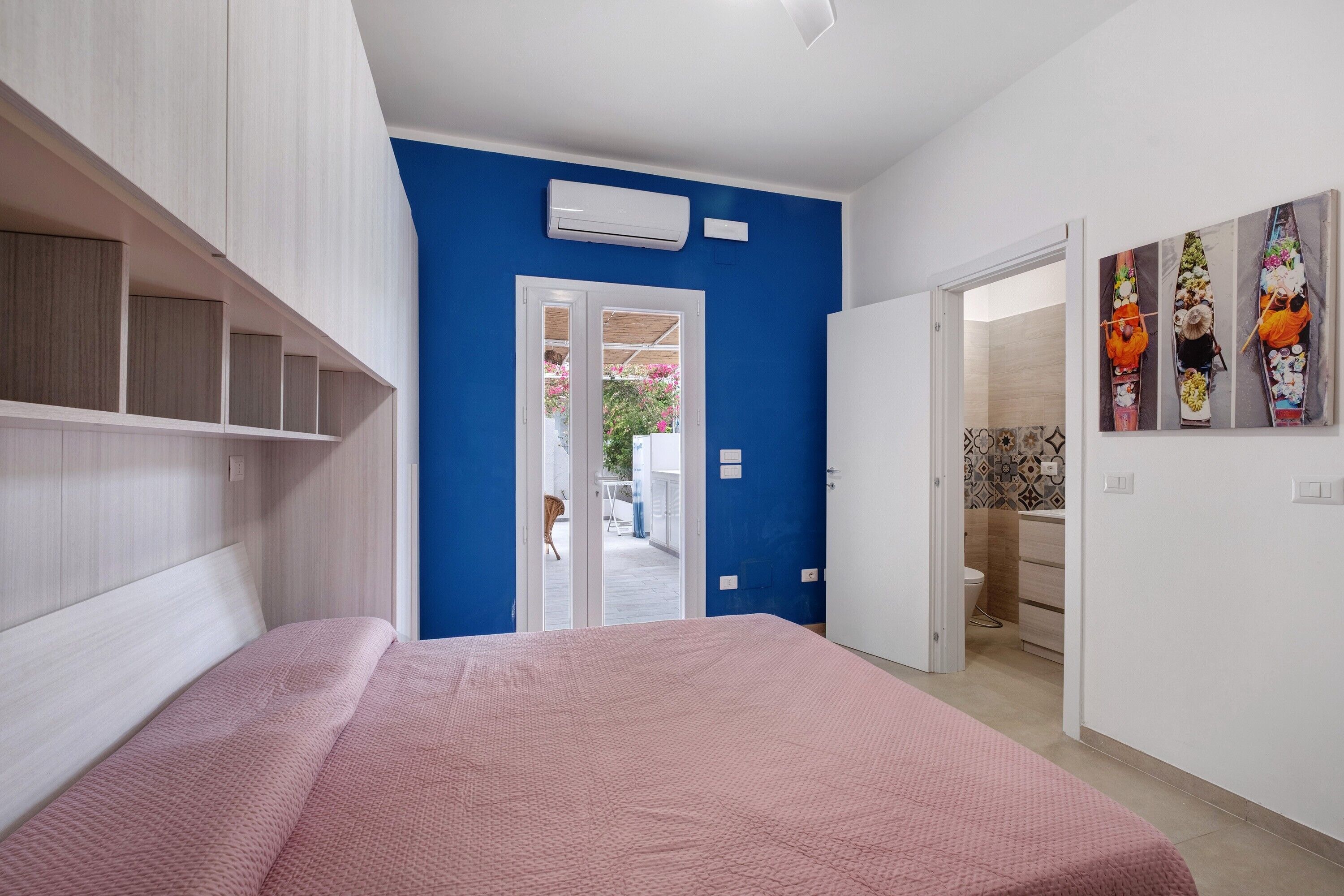 Iron/ironing board, bed sheets
