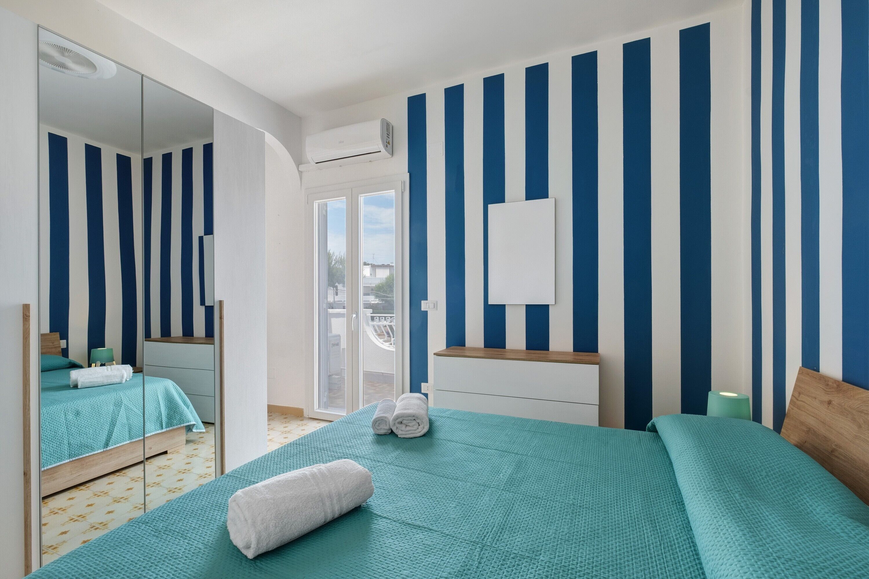 Iron/ironing board, bed sheets