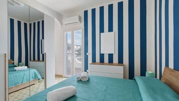 Iron/ironing board, bed sheets