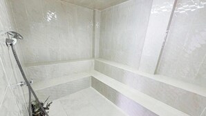 A bathroom with white tiles, a shower, and a bathtub. - Beautiful apartment in the San Gil Plaza shopping center (San Gil)
