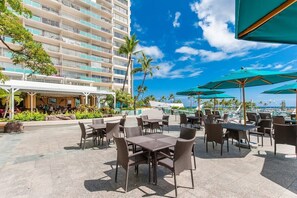 Outdoor dining - @ Marbella Lane - Executive Suite Steps to Beach (Honolulu)