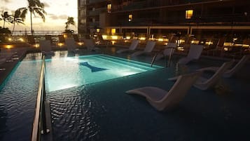 Piscina all'aperto, lettini