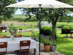 Outdoor dining - Cider Cottage (Launceston)