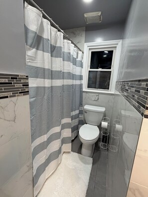 Towels, soap, toilet paper - 3-bedroom 2-bathroom apartment in peaceful Hillside with AC and comfort (Hillside)