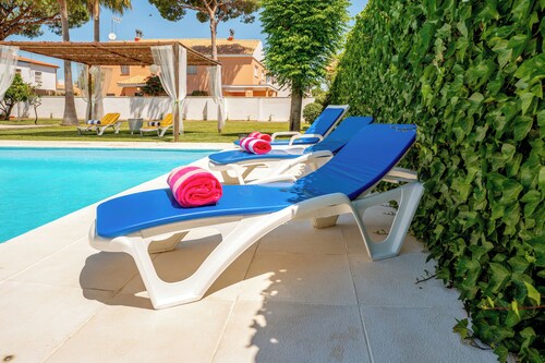 5-Bedroom Villa with Private Heated Pool, Garden in Islantilla, Costa de la Luz
