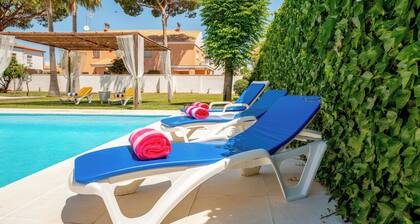 5-Bedroom Villa with Private Heated Pool, Garden in Islantilla, Costa de la Luz