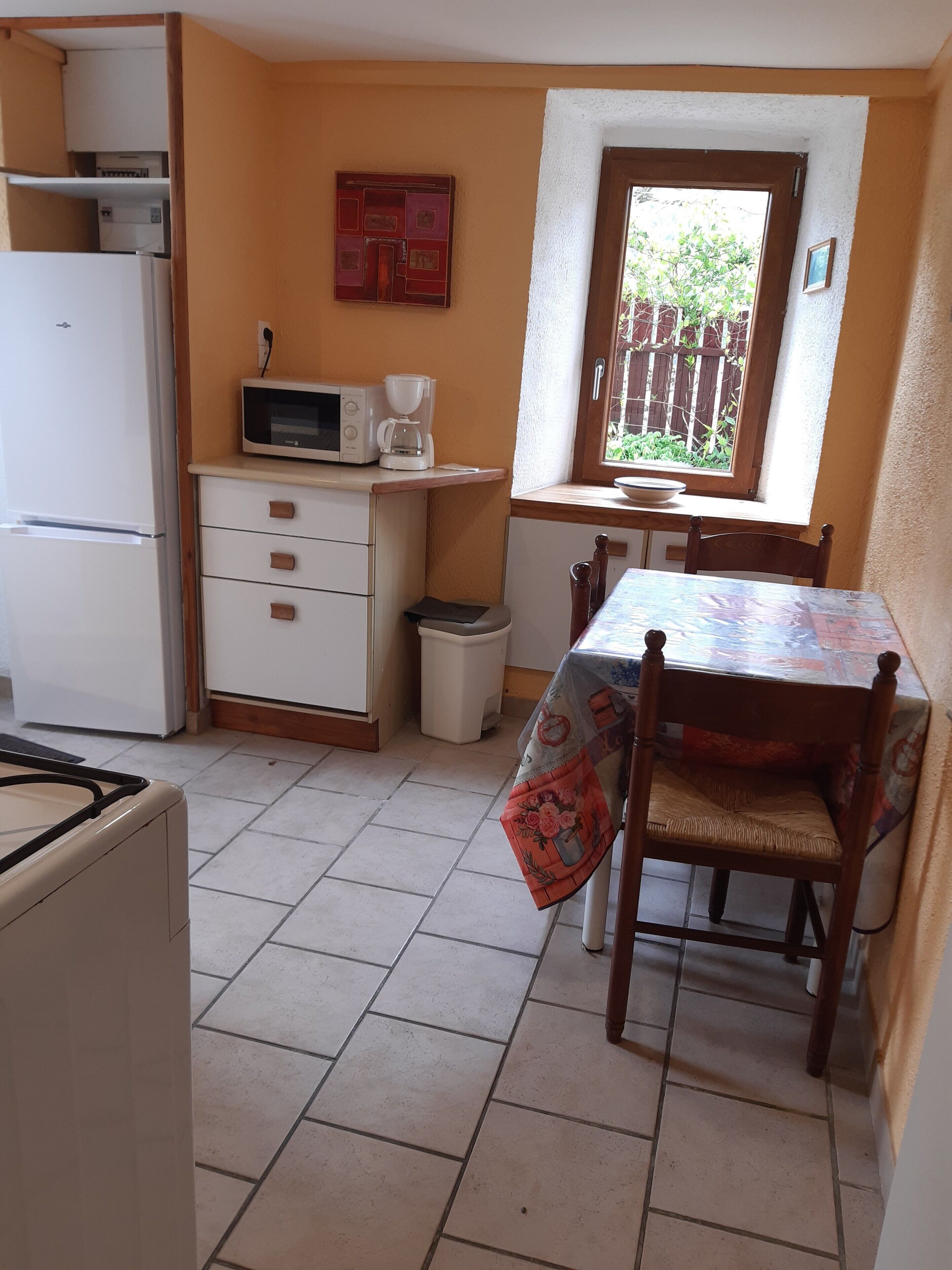 Geladeira, micro-ondas, fogão, cooktop