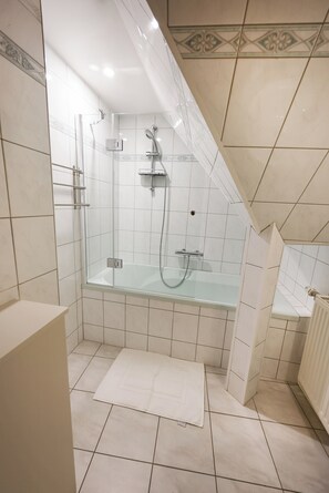 Hårtork, handdukar, tvål och schampo