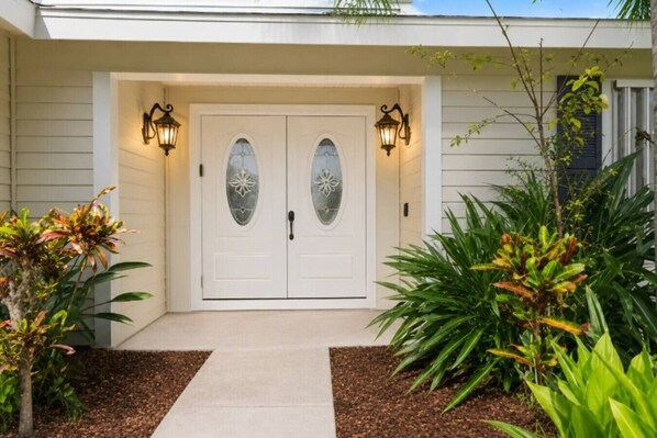 Exterior detail - Boat Canal| Dock| Pool| BBQ| Pup| Friends (Palm Coast)
