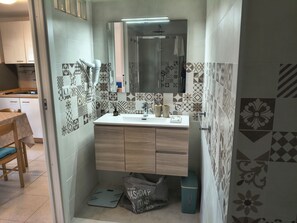 Secadora de cabello, bidet, toallas, jabón 