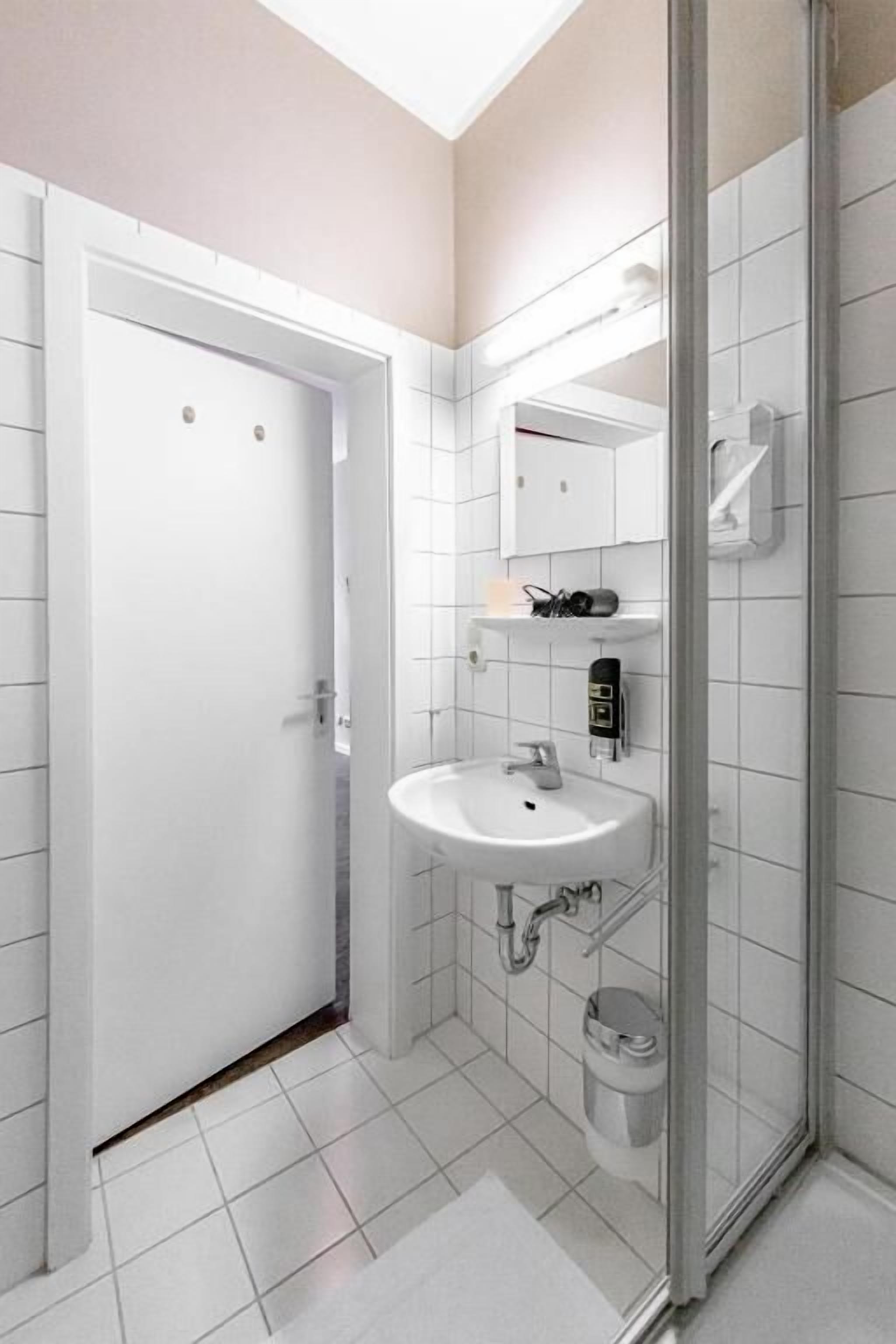 Basic-Einzelzimmer, Stadtblick | Badezimmer | Dusche, Haartrockner, Handtücher, Seife
