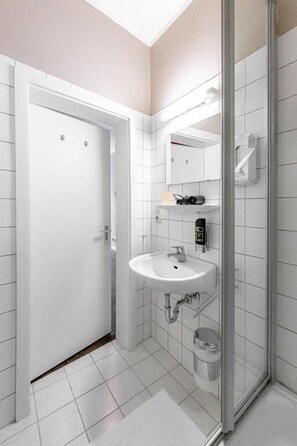 Basic Single Room, City View | Bathroom | Shower, hair dryer, towels, soap - Pension Havana Club (Weimar)