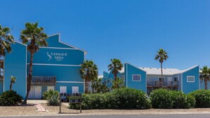 Un edificio azul con un cartel que dice 'Leeward Isles'.