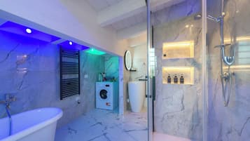 Familie studio, uitzicht op de binnenplaats | Badkamer | Een bad/douchecombinatie, gratis toiletartikelen, een haardroger