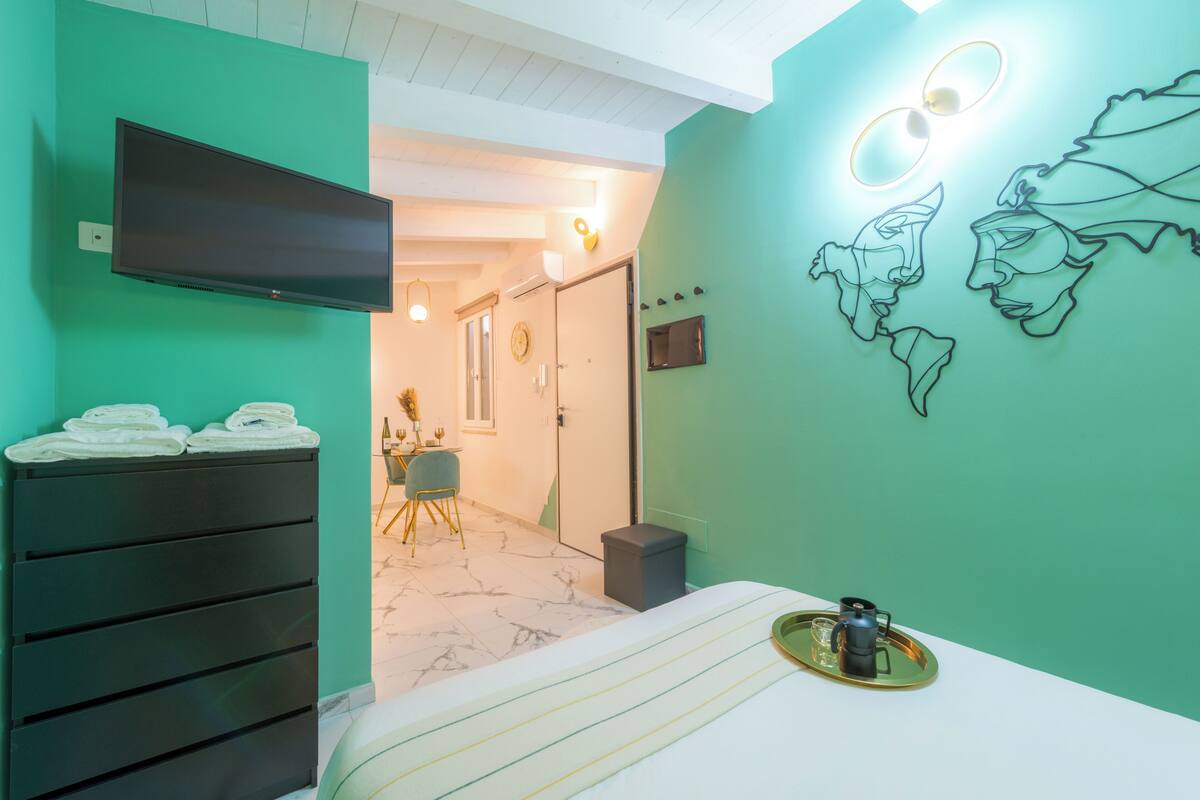 Estudio romántico, junto a la montaña | Edredón y caja de seguridad en la habitación