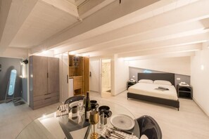 Zimmersafe, laptopgeeigneter Arbeitsplatz, schallisolierte Zimmer