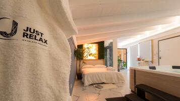 Luxe studio, balkon, uitzicht op bergen | Donzen dekbedden, een kluis op de kamer, een laptopwerkplek