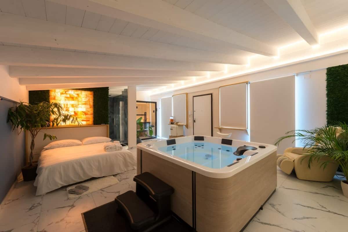 Estudio de lujo, balcón, vista a la montaña | Área de sala de estar | Smart TV