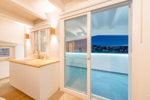 Apartment, Hügelblick | Badezimmer | Dusche, kostenlose Toilettenartikel, Haartrockner, Handtücher