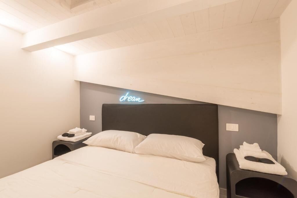 Deluxe-Studio, Blick auf den Innenhof | Zimmersafe, laptopgeeigneter Arbeitsplatz, schallisolierte Zimmer