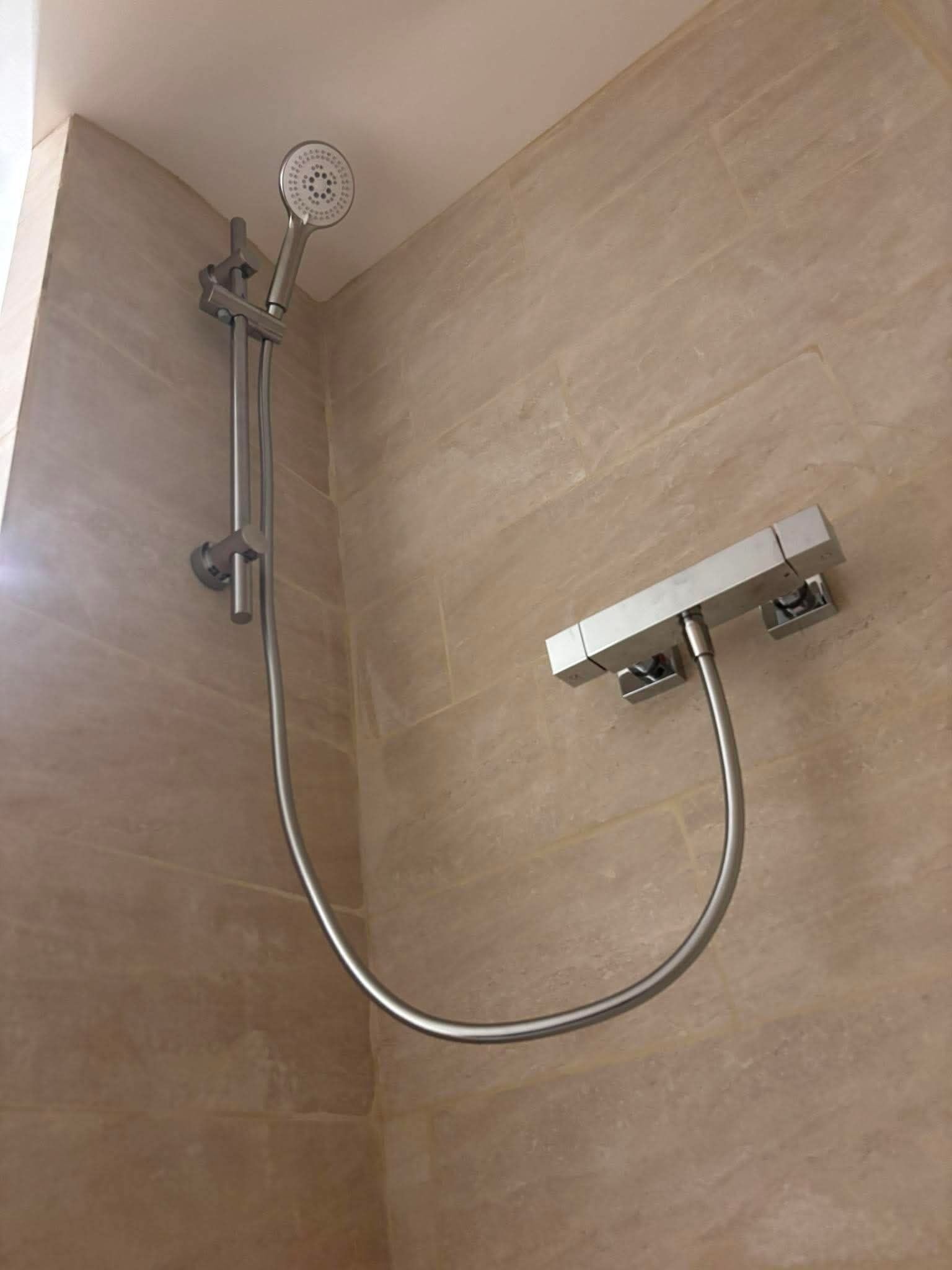 Sèche-cheveux, serviettes fournies, papier toilette