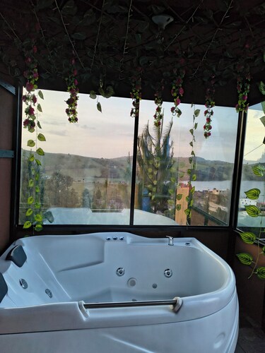 Camping centauro, desayuno incluído 
Cuenta con jacuzzi
Balcon, fogata