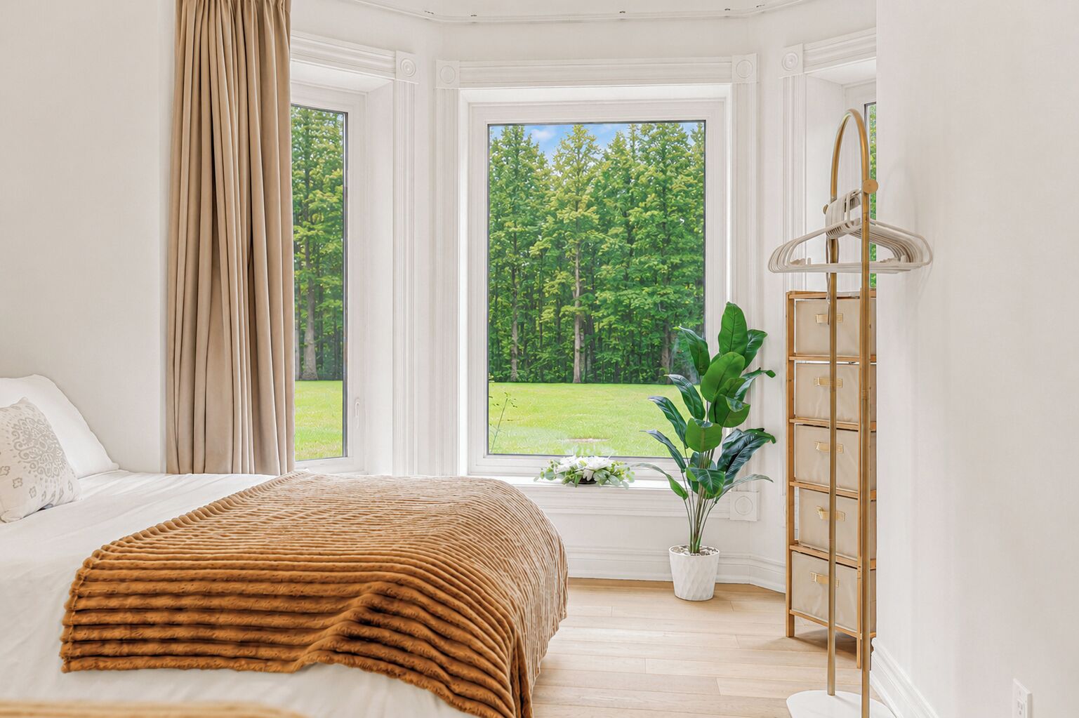 3 habitaciones, tabla de planchar con plancha, wifi y ropa de cama 