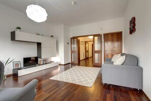 TV, books - Spacious Florence Apartment with Arno View Terrace Near Piazzale Michelangelo (Firenze)