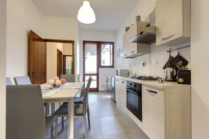Fridge, microwave, oven, stovetop - Spacious Florence Apartment with Arno View Terrace Near Piazzale Michelangelo (Firenze)
