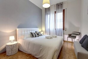 3 bedrooms, desk, iron/ironing board, travel cot - Spacious Florence Apartment with Arno View Terrace Near Piazzale Michelangelo (Firenze)