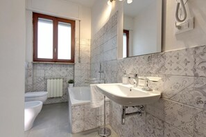 Hair dryer, towels, soap, shampoo - Spacious Florence Apartment with Arno View Terrace Near Piazzale Michelangelo (Firenze)