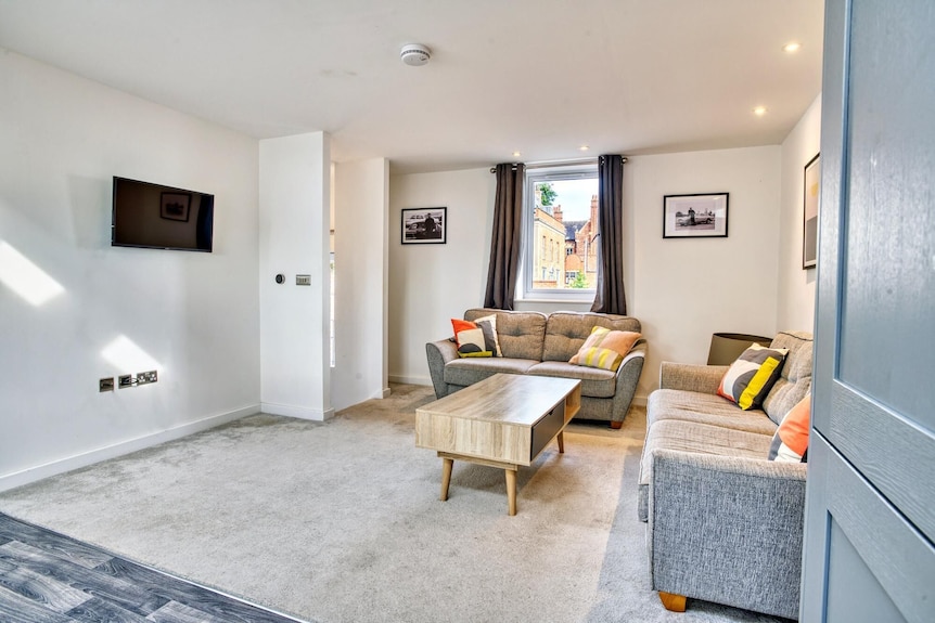 Airy Home | Free Parking | Walk To Bailgate - Pass The Keys - Lincoln Castle