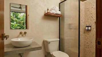 Deluxe tweepersoonskamer, patio, uitzicht op zwembad | Badkamer | Een douche, handdoeken, zeep, shampoo