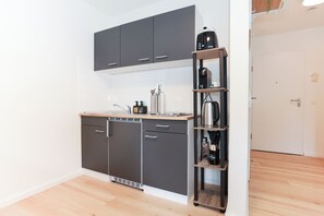 Kühlschrank, Herdplatte, Wasserkocher mit Kaffee-/Teezubehör