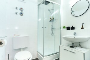 Dusche, Haartrockner, Handtücher, Seife